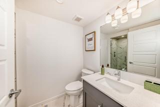 Cozy Getaway 15 Min to Airport - Calgary - 2