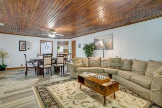 Deck and 2-Acre Yard Quiet Getaway in Crandall! - Crandall - 0