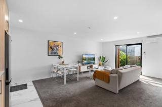 Townhouse Close to Everything - 3