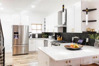 Lux Newly Remodeled DT, Patio, Fully Stocked 5Bd, 3Ba - 6