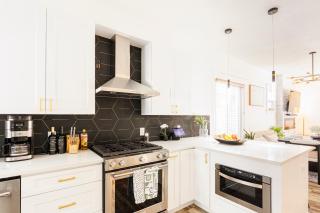 Lux Newly Remodeled DT, Patio, Fully Stocked 5Bd, 3Ba - 5