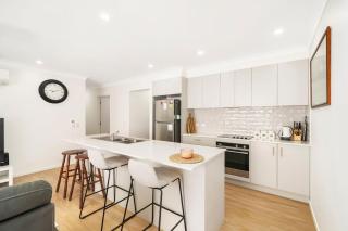 Modern in Margate with Pool - 8