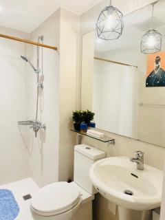 We Vibe, Azure Urban Resort Residences - 1