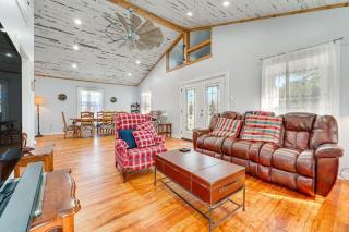 Walk to Downtown Shops and BBQ Home with Fenced Yard - 0