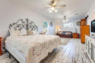 Walk to Downtown Shops and BBQ Home with Fenced Yard - Lockhart - 4