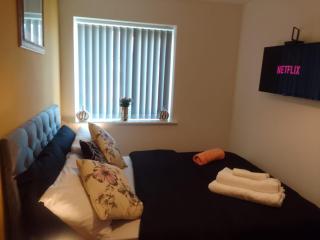 10 Guests - Garden - Quiet Retreat Cottage - Walsall - 1