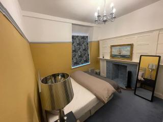 Perfect Location Central London Double Room in former Monastery! - 3
