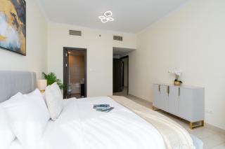 Classy Upgraded High Floor Prime Location - 4