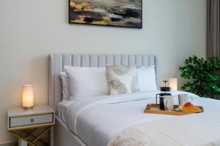 Classy Upgraded High Floor Prime Location - 3