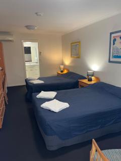 Queensport Tavern And Motel - 6