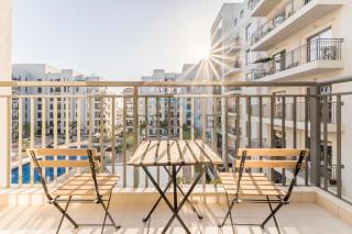 Balcony Overlooking the Swimming Pool, Just Minutes from the Park, Town Square Safi 1A, Al Yelayiss 2 by Deluxe Holiday Homes - 8