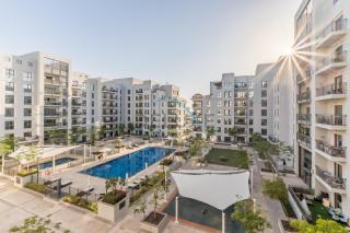 Balcony Overlooking the Swimming Pool, Just Minutes from the Park, Town Square Safi 1A, Al Yelayiss 2 by Deluxe Holiday Homes - 4