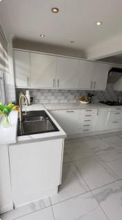 Luxurious & Beautiful Room With Double Bed-Own TV - 2
