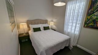 Hatbox House - 4