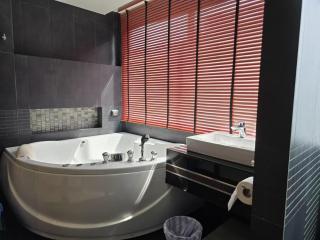 Absolute Bangla Jacuzzi Suites Condo - Patong - 6