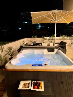 City Center Gem with Jacuzzi & Terrace - Durazzo - 9