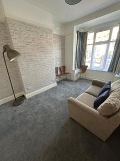 Spotless Ground Floor Apartment - 5