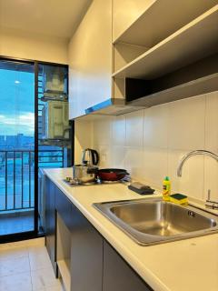 Entire apartment near train station with pool & views - Ban Song Hong - 1