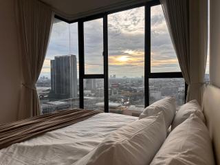 Entire apartment near train station with pool & views - 0