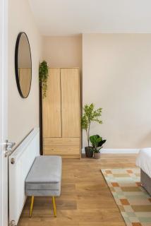 New Modern Luton Contractor's Luxe Retreat - 6