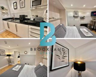 Studio Flat by Brookland Stays Serviced Accommodation Short Lets Leeds with Free WiFi - Central Station - 0