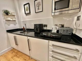 Studio Flat by Brookland Stays Serviced Accommodation Short Lets Leeds with Free WiFi - Central Station - 7