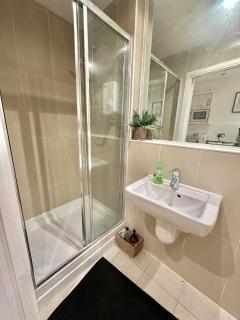 Studio Flat by Brookland Stays Serviced Accommodation Short Lets Leeds with Free WiFi - Central Station - 5