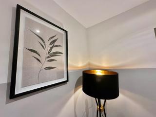 Brookland Stays Studio Flat Serviced Accommodation in Leeds with Free WiFi - 3