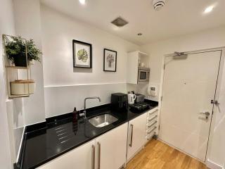 Brookland Stays Studio Flat Serviced Accommodation in Leeds with Free WiFi - 2