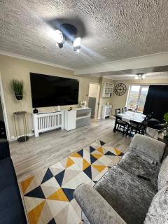 Modern 3-Bed House Contractor Stay in Kent, Medway - Rochester Strood with Parking & WiFi for Long Stays - Strood - 8