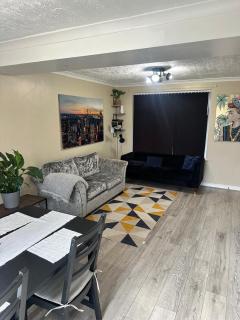 Modern 3-Bed House Contractor Stay in Kent, Medway - Rochester Strood with Parking & WiFi for Long Stays - 1