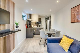 Cosy 1Br Relocation Contractors Family with parking - 3