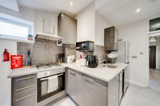 Cosy 1Br Relocation Contractors Family with parking - 6