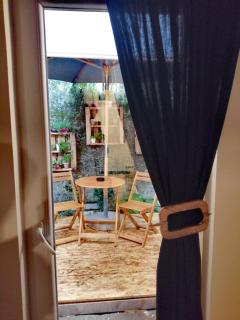 Discreet Charm, Senjak - 4