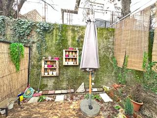 Discreet Charm, Senjak - 2