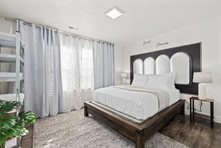 Chic & Cozy Room, Unique Design, Shared Amenities Near CofI and Lake Lowell - 2