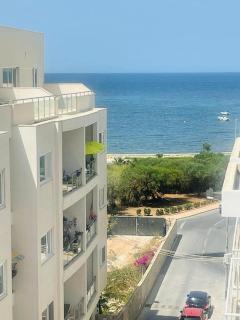 spacious one bedroom apartment by the beach and near st julians - Baħar iċ-Ċagħaq - 0