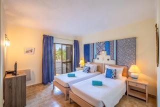 Apartment Luna - Resort with a pool area with a lounge bar - 4