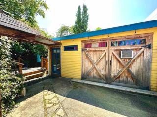 Urban Cottage - Pet Friendly with Hot Tub Access - Seattle - 0