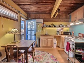 Urban Cottage - Pet Friendly with Hot Tub Access - Seattle - 8