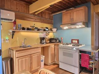 Urban Cottage - Pet Friendly with Hot Tub Access - Seattle - 7