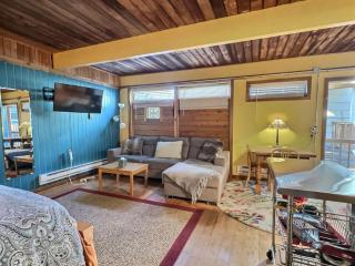 Urban Cottage - Pet Friendly with Hot Tub Access - Seattle - 6