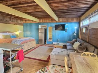 Urban Cottage - Pet Friendly with Hot Tub Access - Seattle - 3