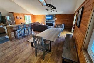 Alpine 6BR Chalet w Hot Tub for 14 - Blue Mountains - 0