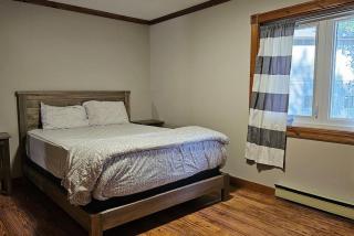Alpine 6BR Chalet w Hot Tub for 14 - Blue Mountains - 1