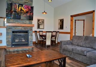 The Blue Mountains Chalet for 20- 8BR Bliss w Hot Tub - Blue Mountains - 9