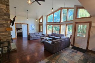 All-Season 8BR Vacation Chalet - 8