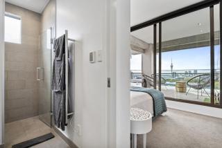 Spacious Luxe 2Bd with Harbour Views and Parking - Auckland - 2
