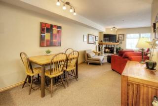 Cozy Creekside 1BR, Sleeps 4, Pool & Hot Tub, Walkable - 2