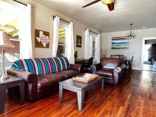 Spacious Room in shared home 9 Min to Convention Center - San Antonio - 9